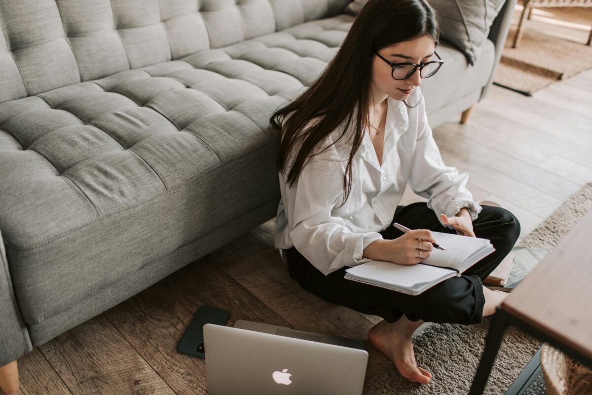 une freelance travaillant dans son salon